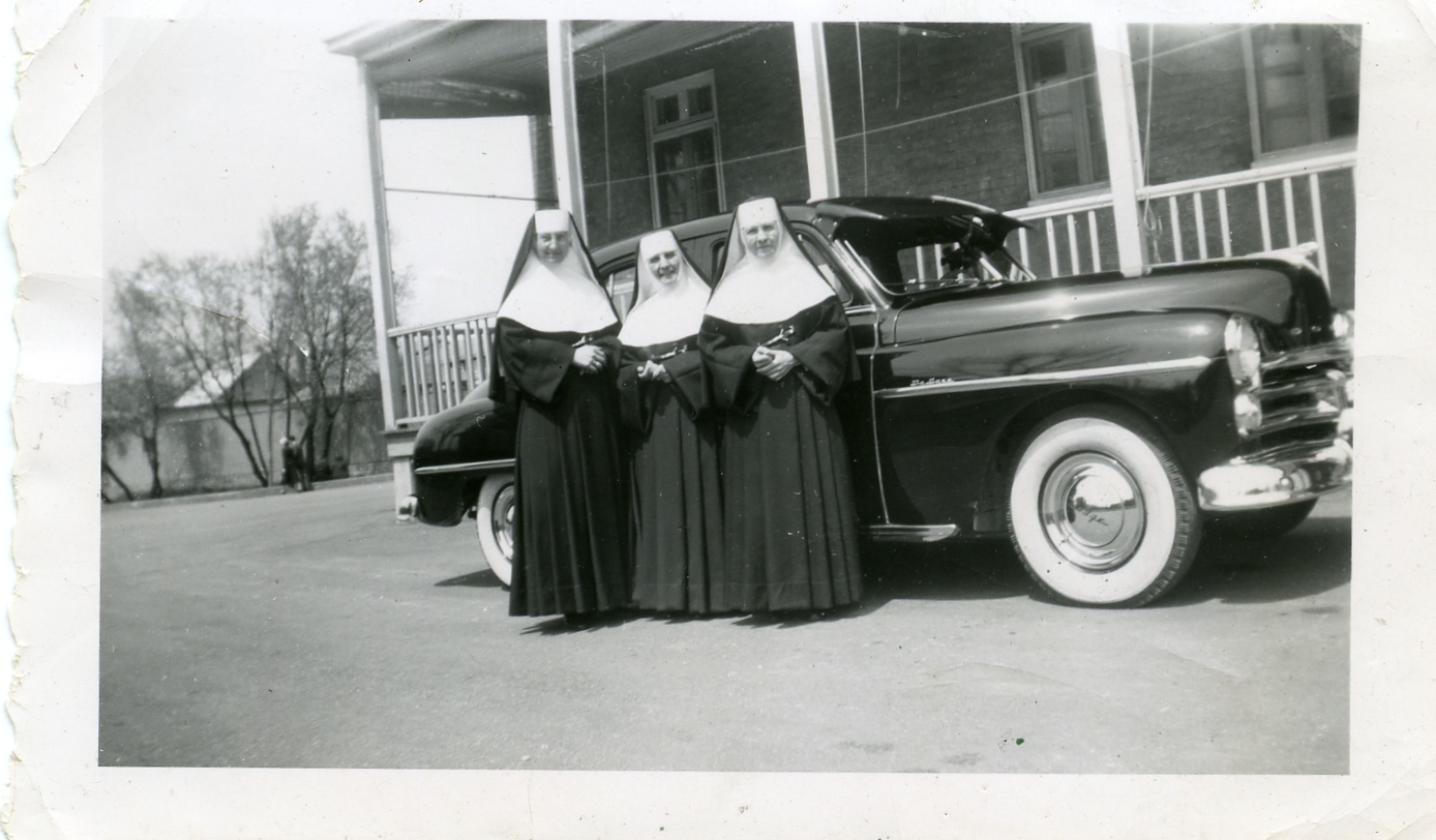 Les sœurs  Céline Bibeau, Marie-Antoinette Petit et Jacqueline Gagné à Cap- de-la-Madeleine, en Mauricie.