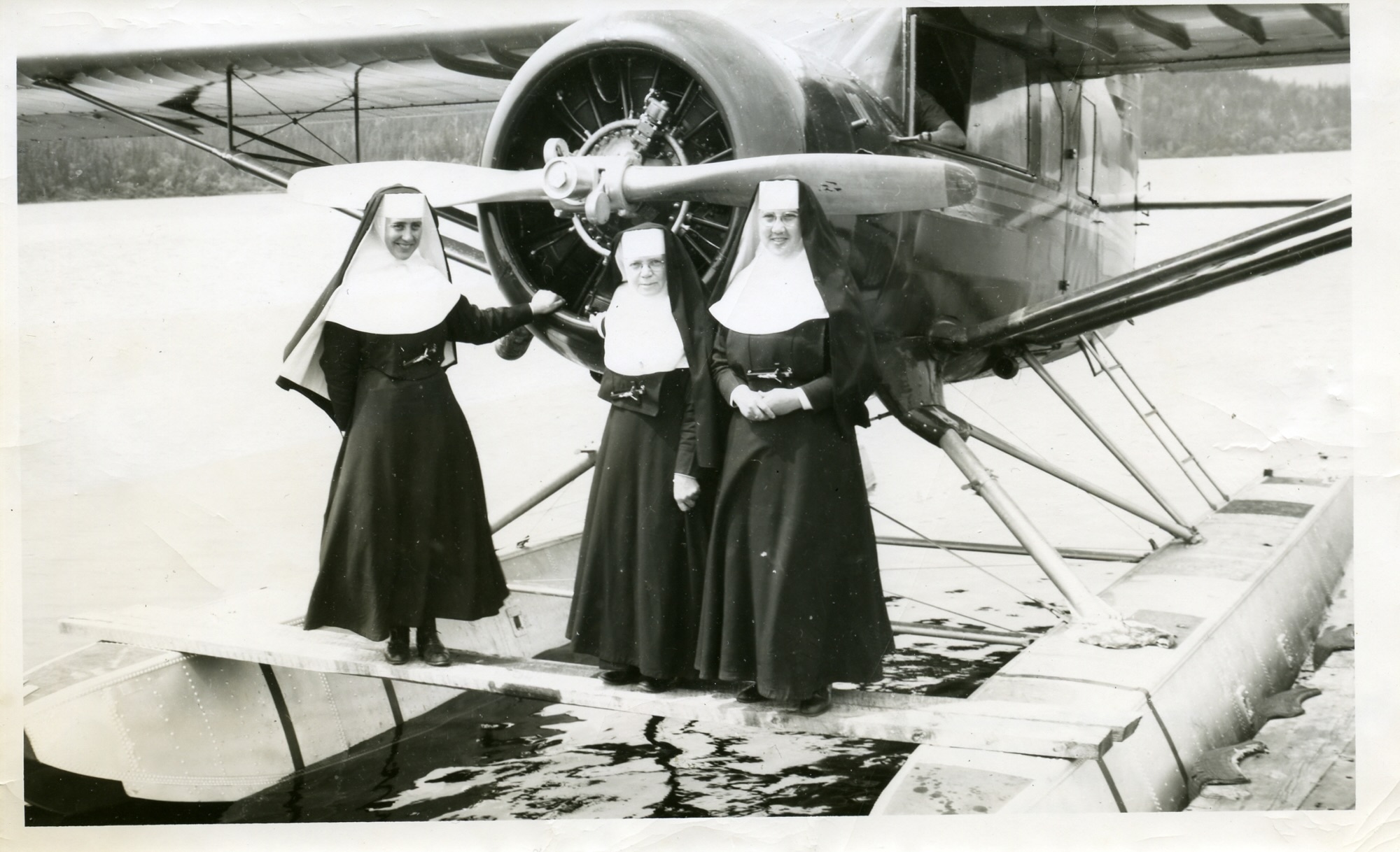 Les sœurs Aurore Landry, Albina Cordeau et Monique Gonthier à Sept-Îles en 1955.
