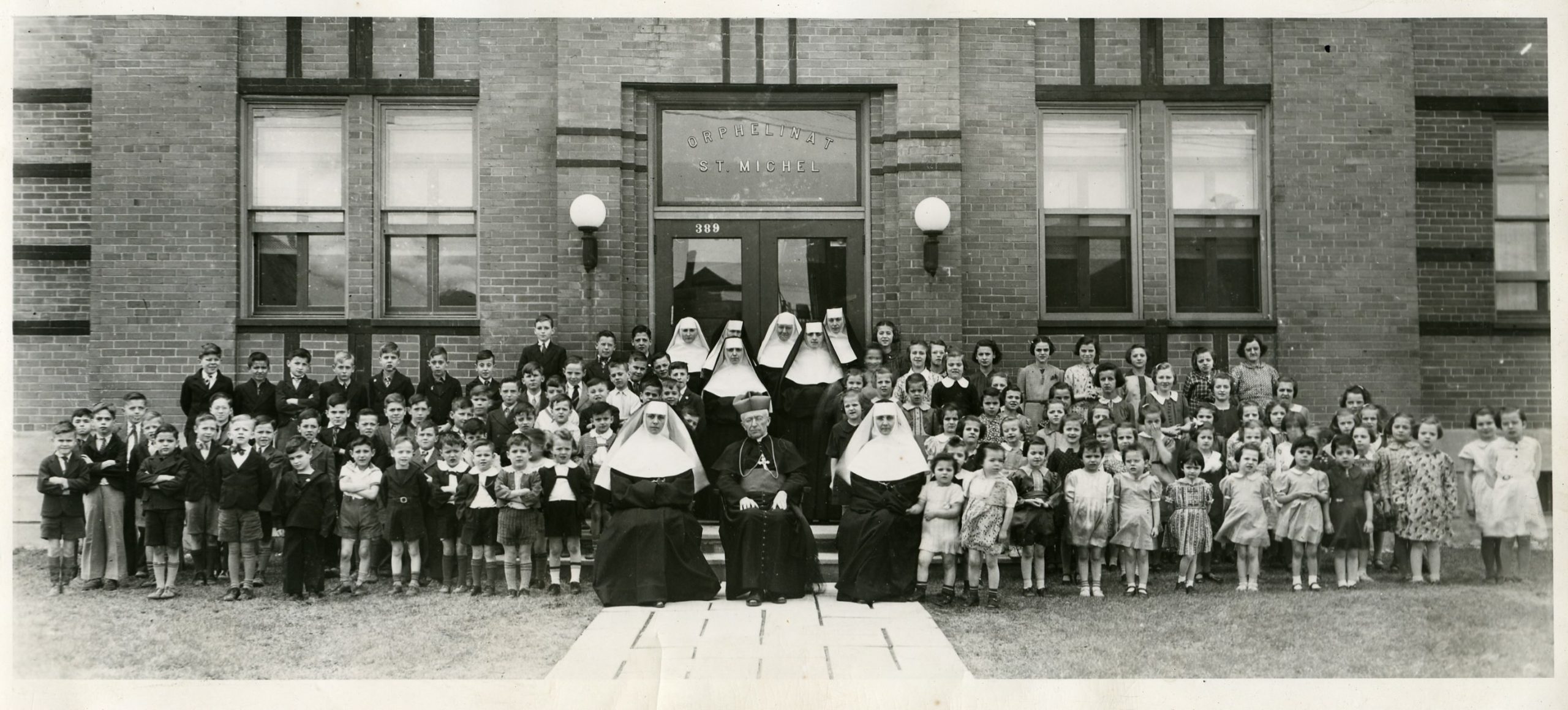 Les enfants de l'Orphelinat St-Michel, Rouyn-Noranda avec des soeurs et monseigneur Rhéaume, 1939-1940