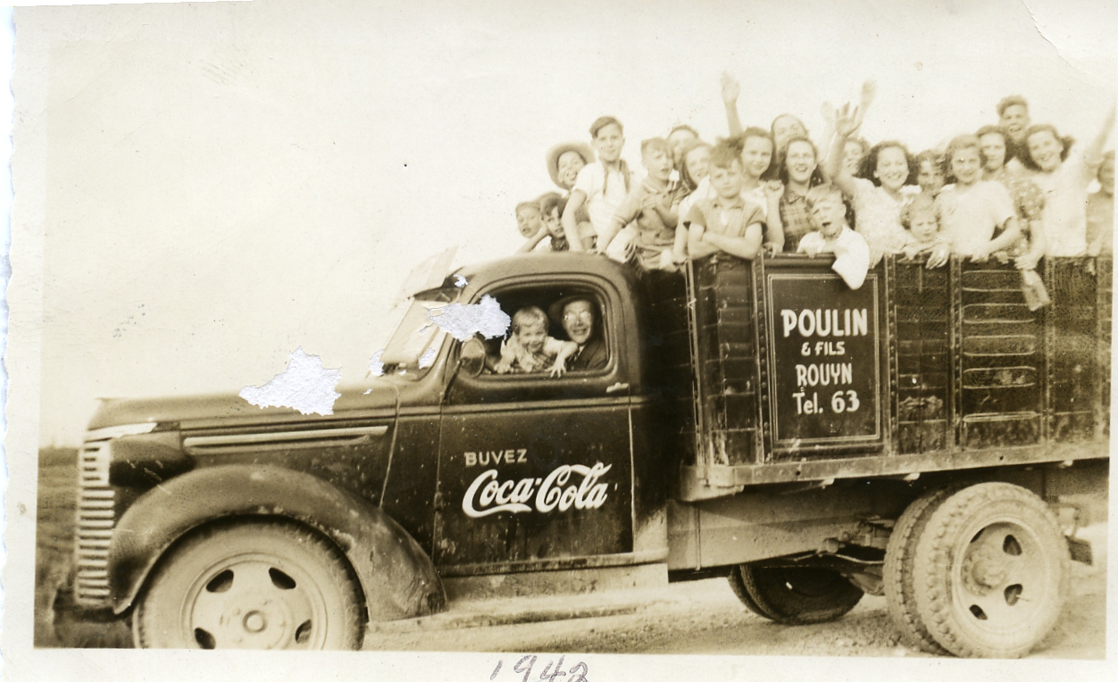 Des enfants de l’Orphelinat St-Michel se promènent en camion à Rouyn-Noranda en 1942.