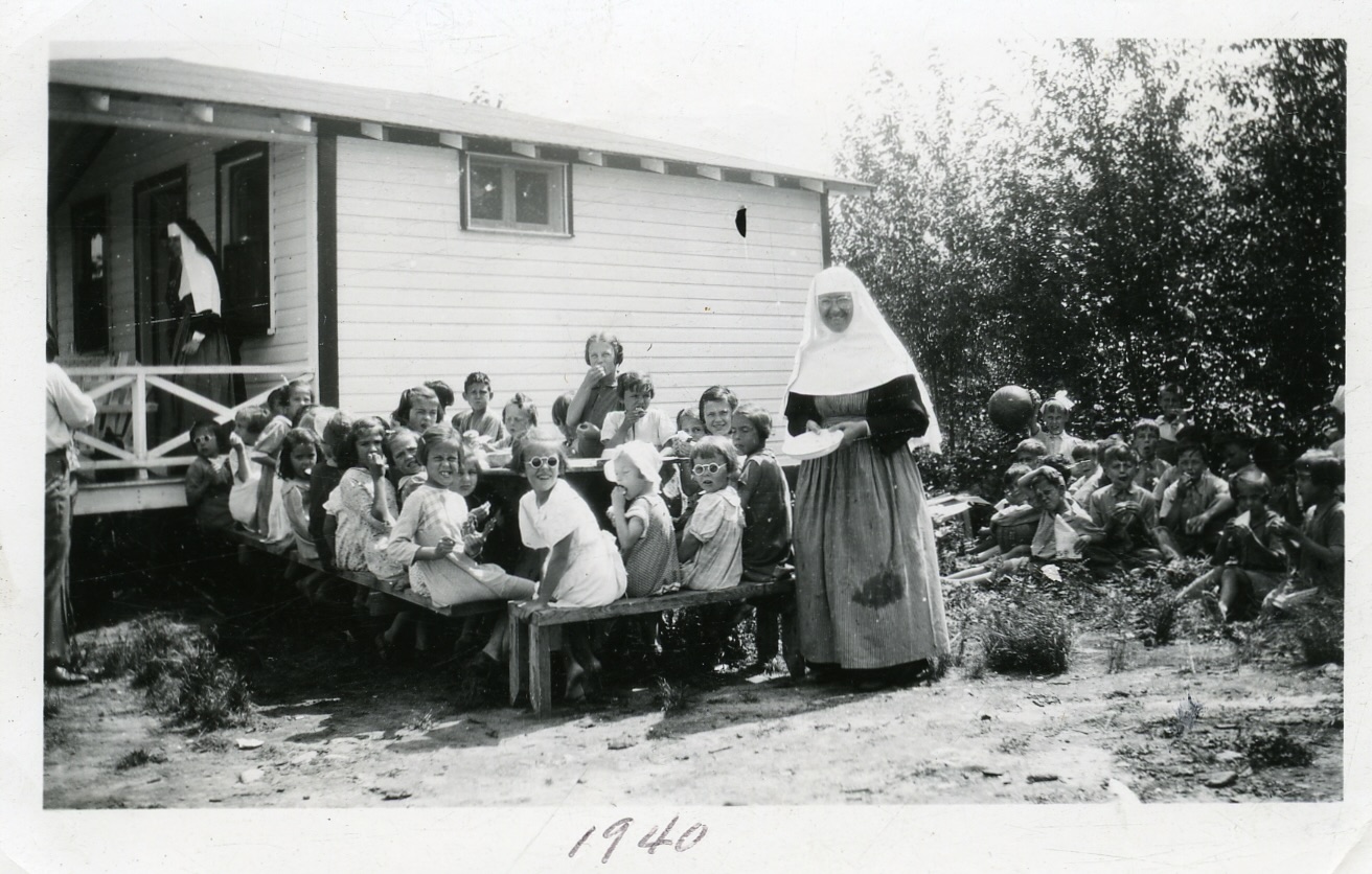 Des orphelins en vacances l'été au chalet à la Baie-à-l'Orignal à Rouyn-Noranda en 1940.