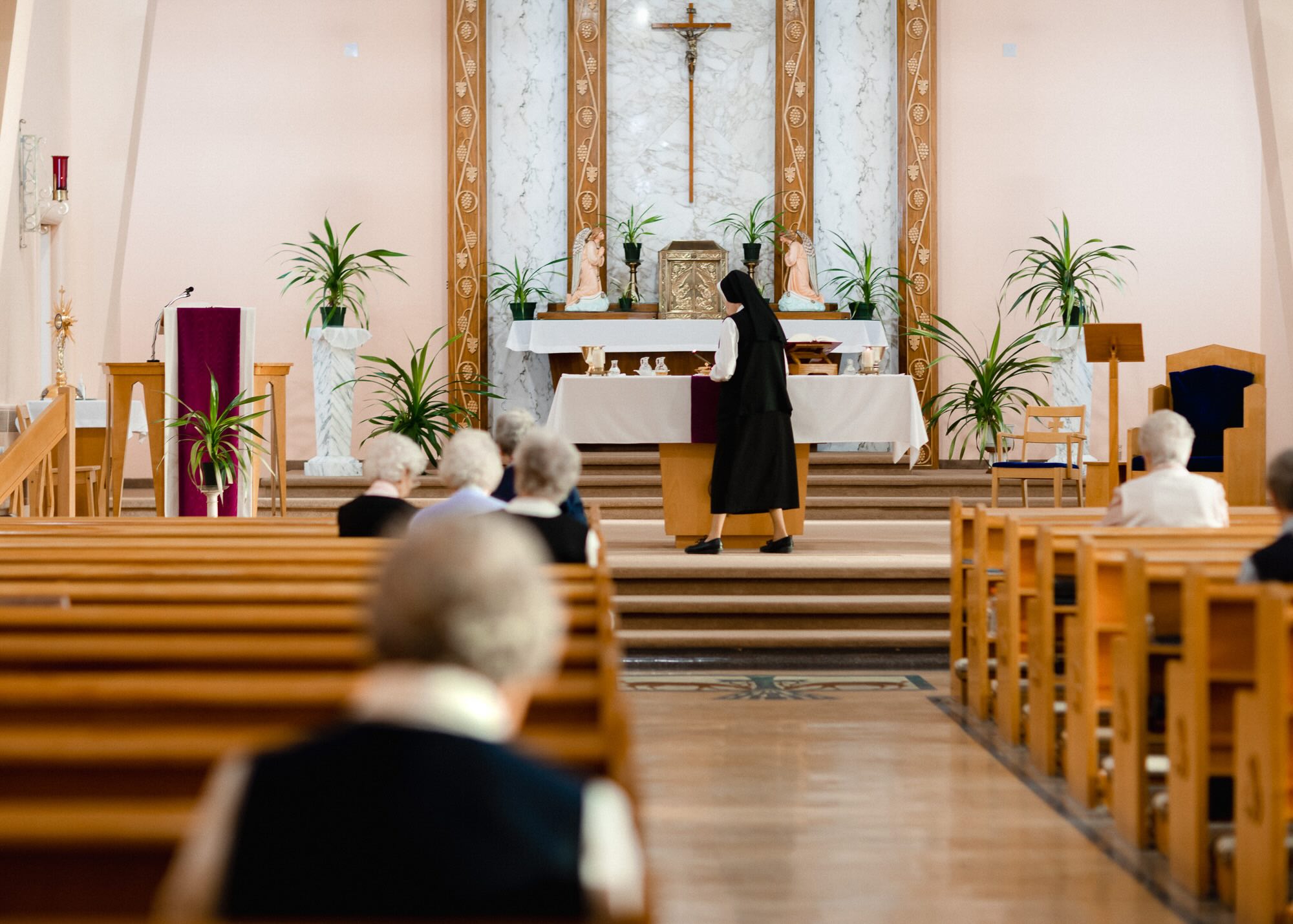 Des sœurs dans la chapelle de la maison mère.