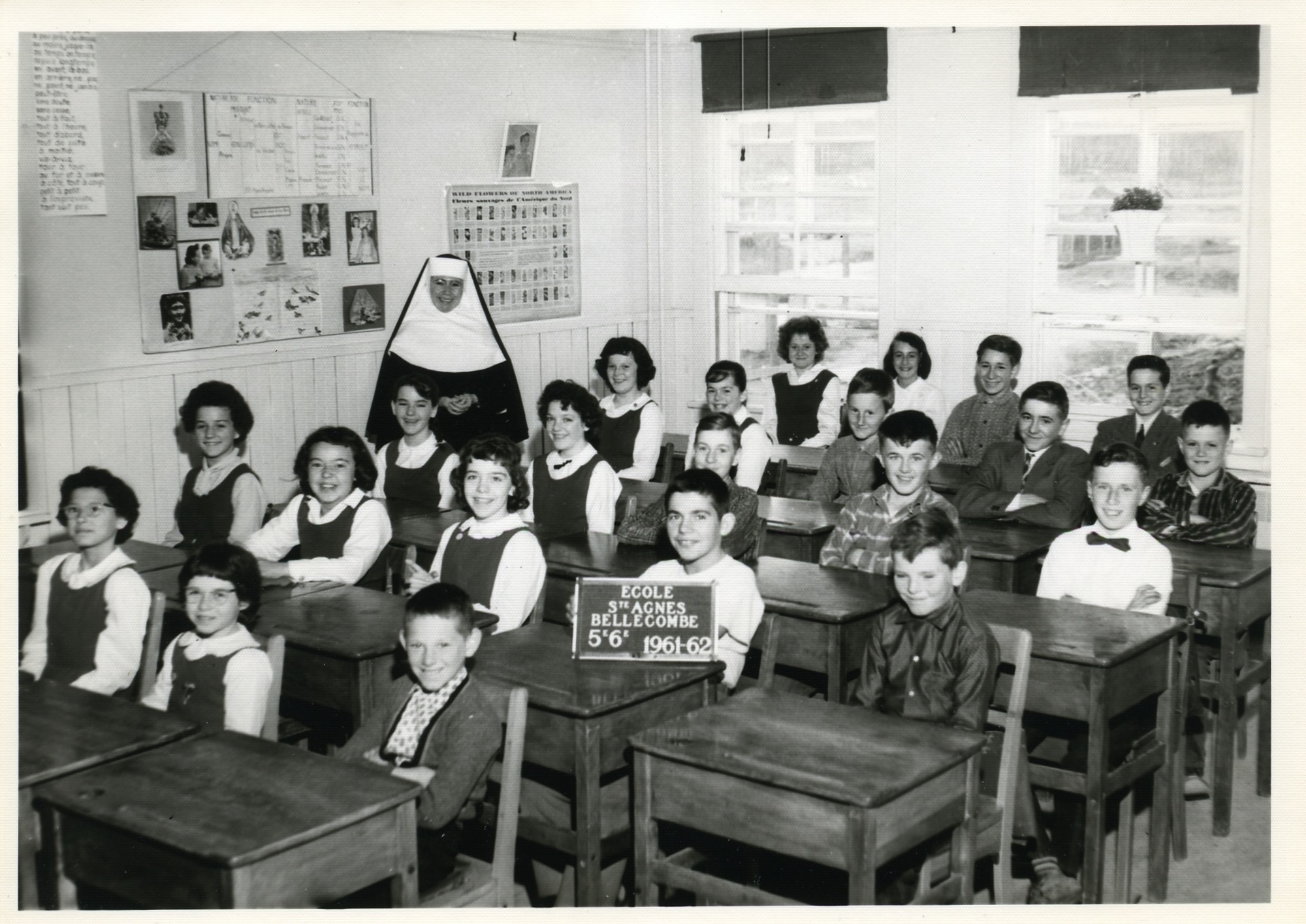 Soeur Fernande Lapierre avec des élèves de 5 et 6 ième année à Bellecombe, Rouyn-Noranda.