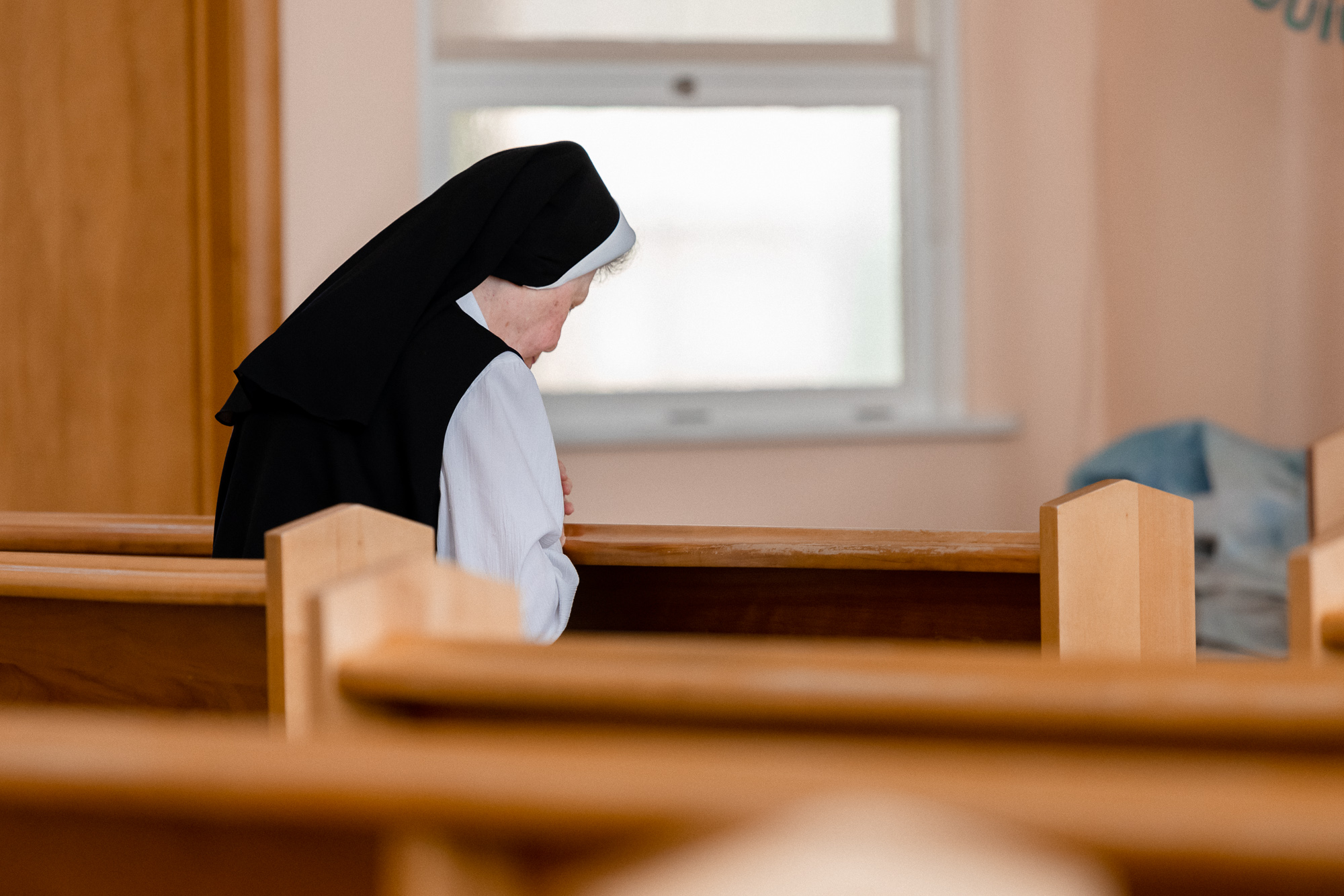 Sœur Barbara Lemire prie dans la chapelle de la maison mère.