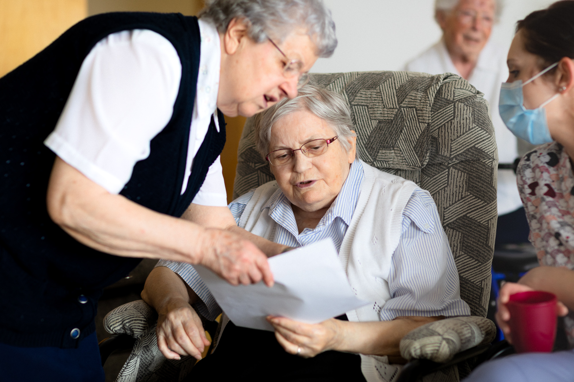 Sœur Georgette Fortier informe Éliane Laplante d'un message à la maison mère, 2023.