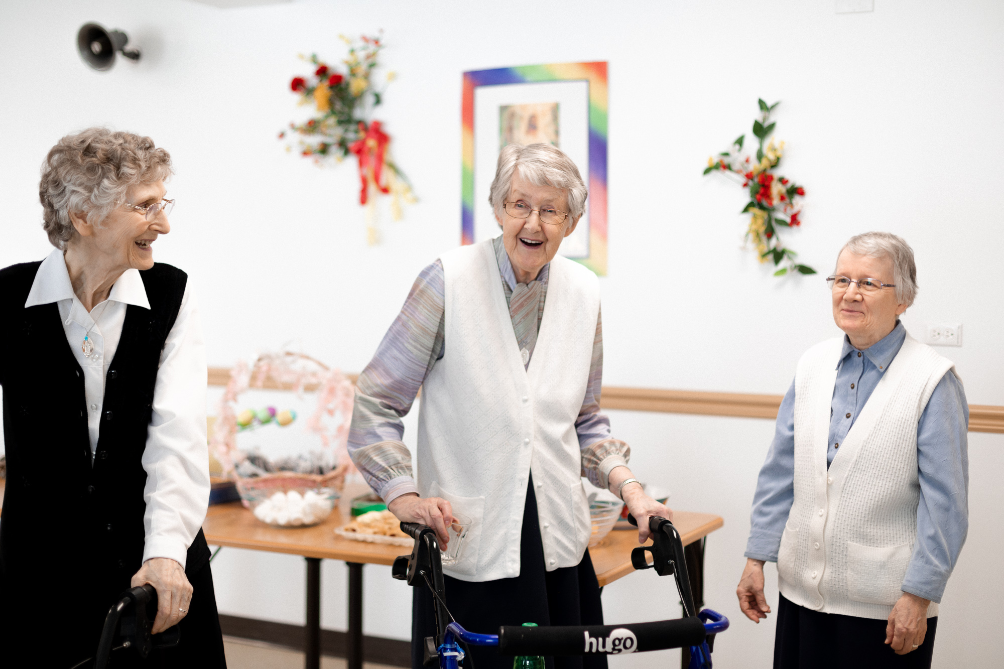 De gauche à droite : soeurs Diane Richard, Thérèse Picard et Denise Ducharme à Pâques en 2023.  Ça illustre la vie en communauté, la camaraderie, complicité et joie.